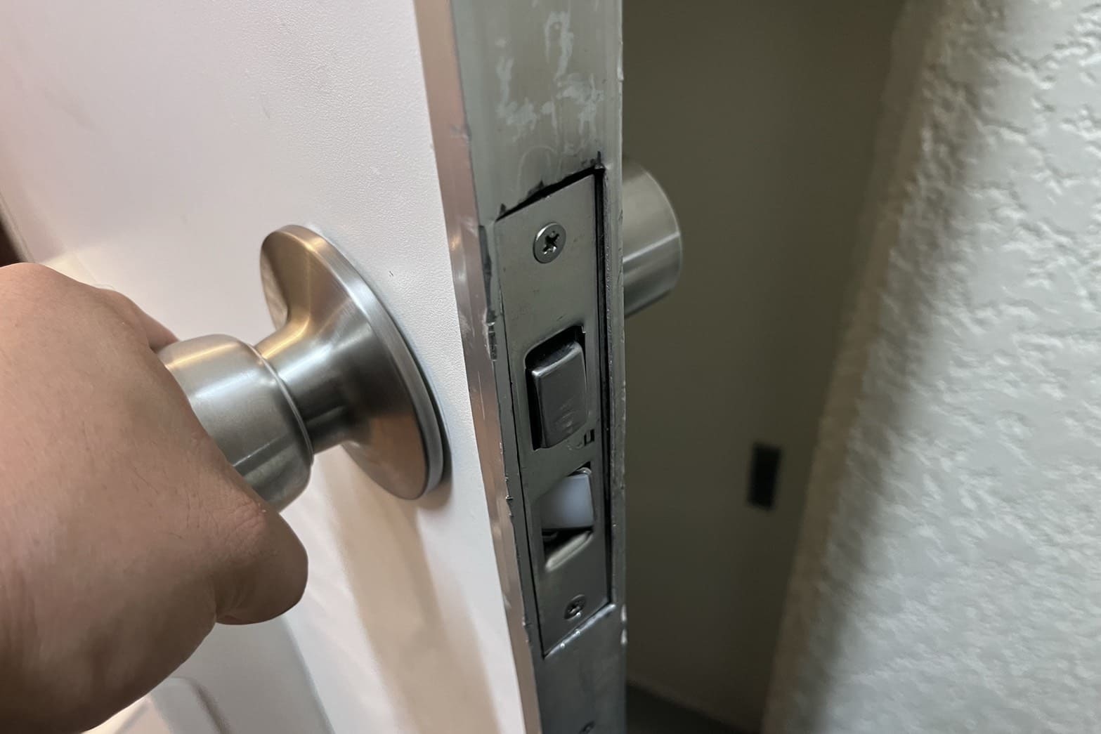 修理後の玄関の鍵（ドアノブの取付直し）