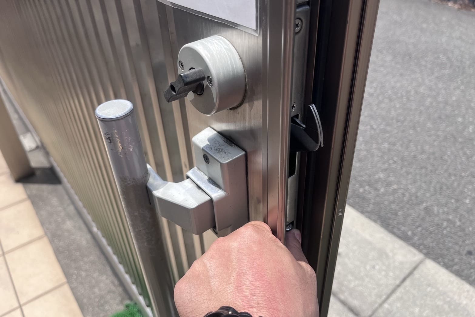 修理後の門扉の鍵(鎌錠の動きがスムーズに)