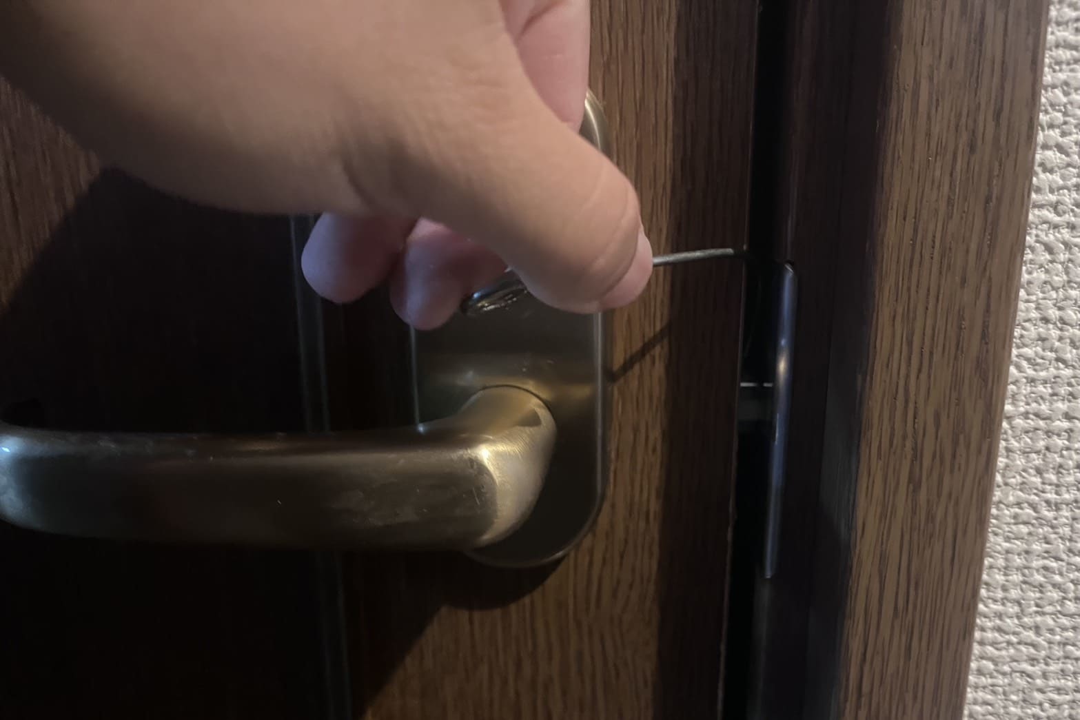解錠中のトイレの鍵(ラッチ解錠)