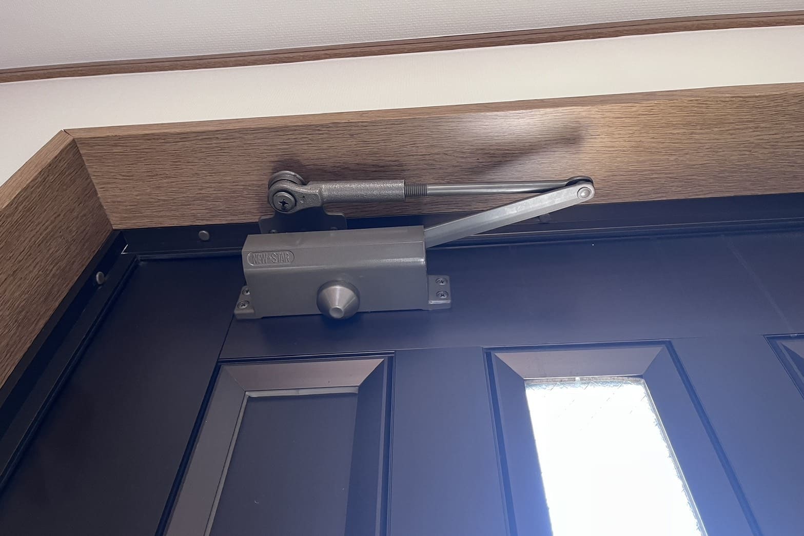 修理後のドアクローザー（アームの位置調整完了）