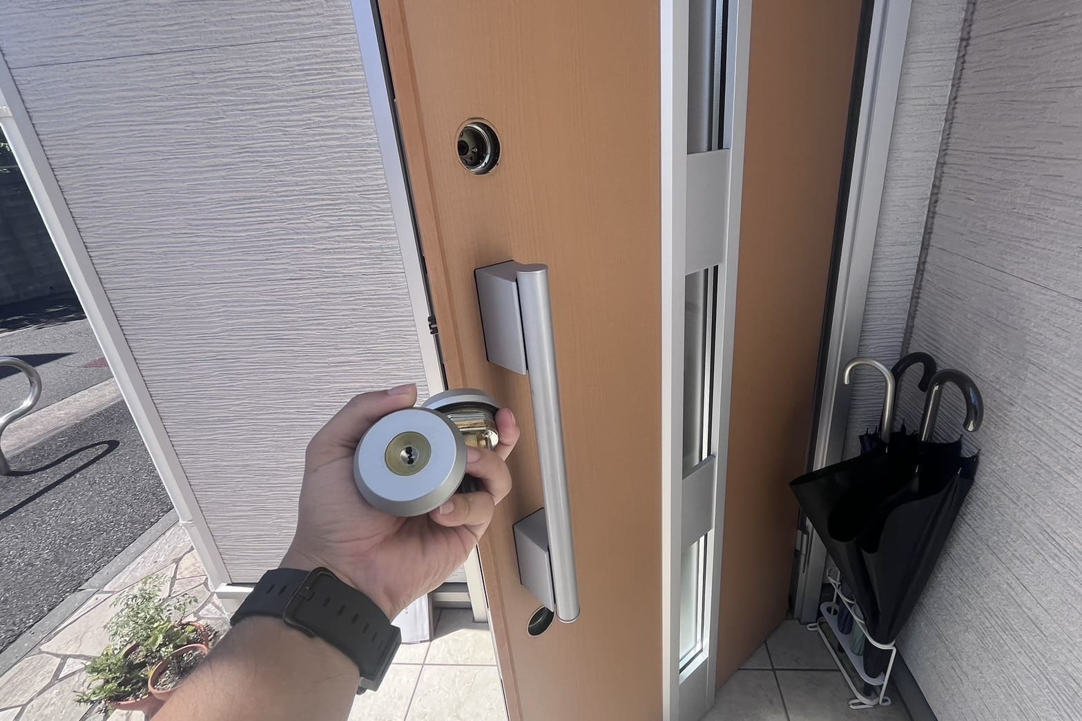 交換中の玄関の鍵（2箇所のコア交換）