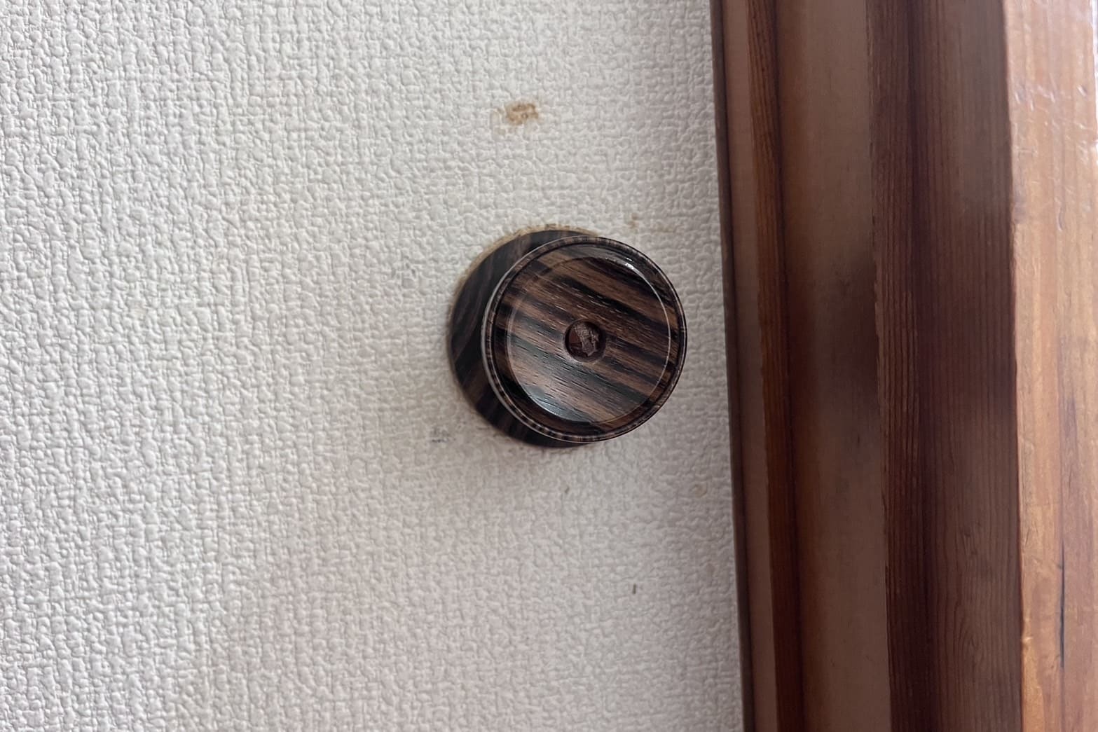 解錠前の室内扉(ドアノブを回しても開かない)
