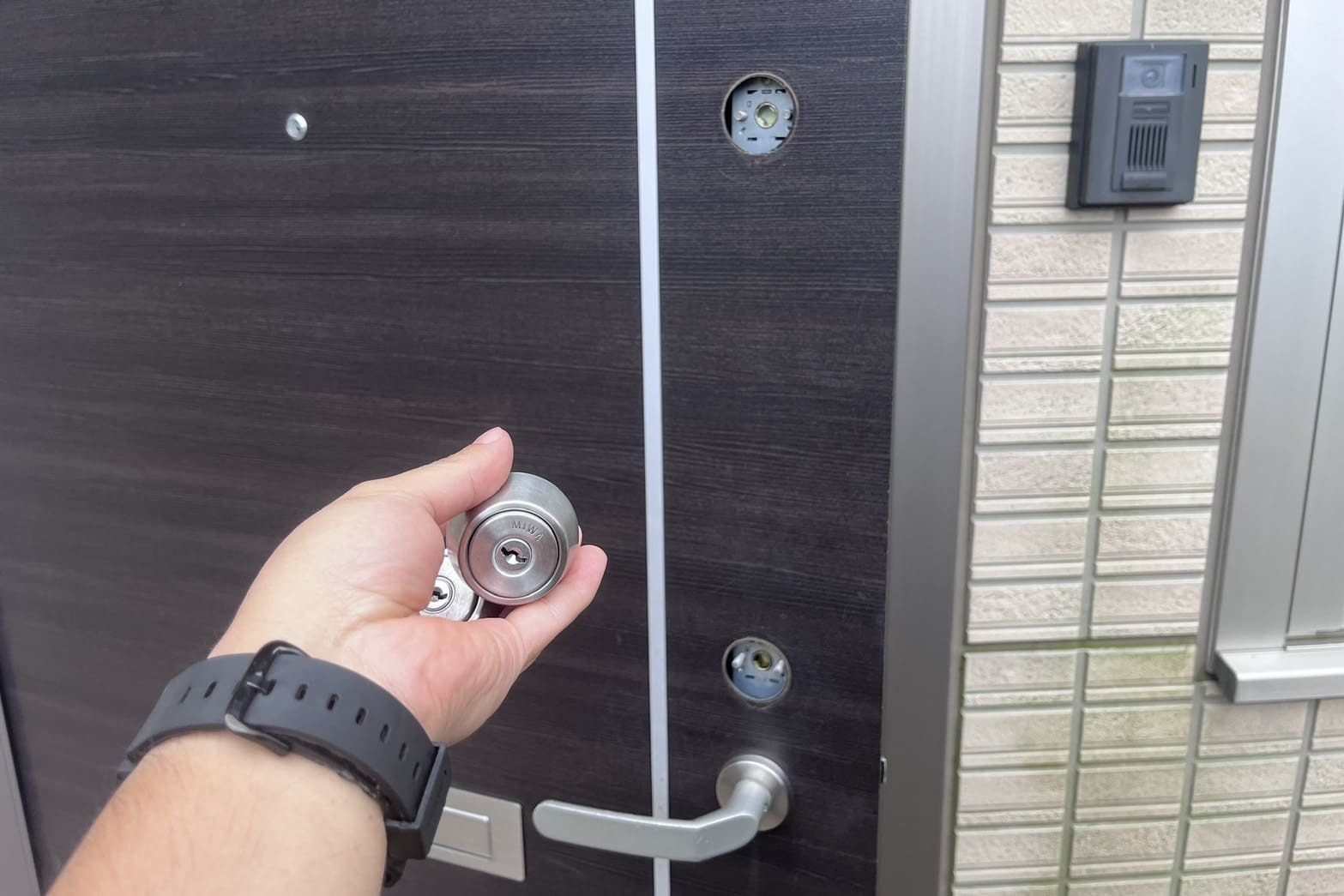 交換中の玄関の鍵（2箇所のシリンダー交換）