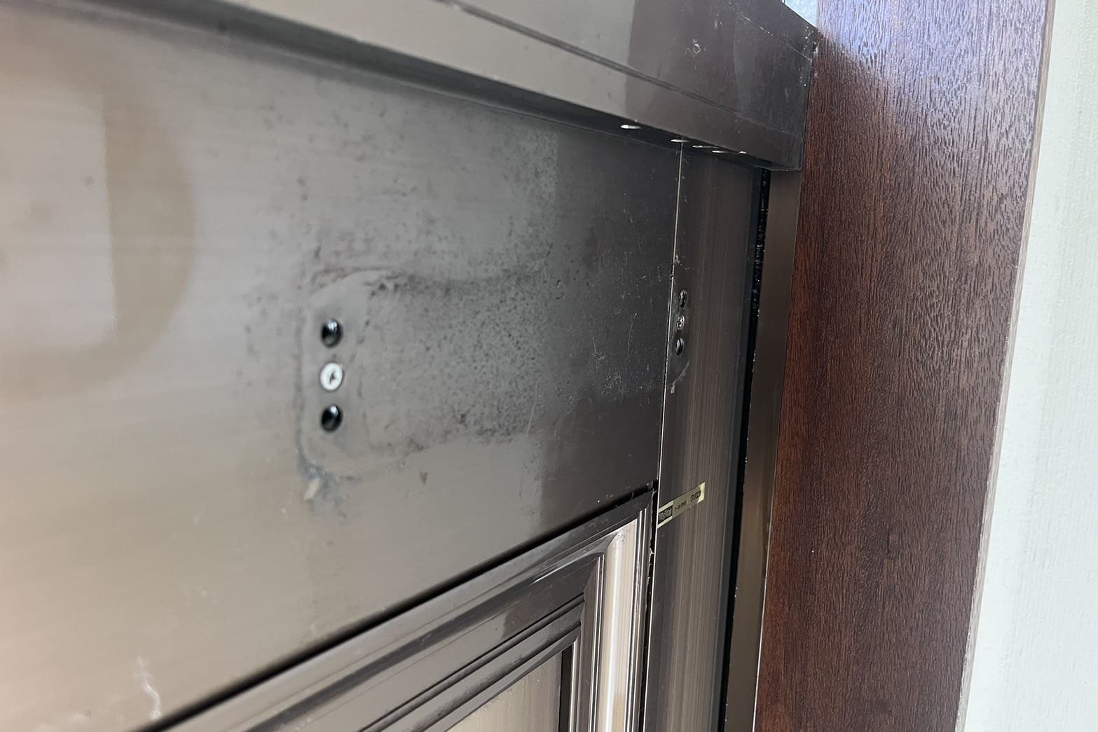 取り外し後のドアクローザー（滑り止め剤使用）（ネジを外してブランケットを外す）