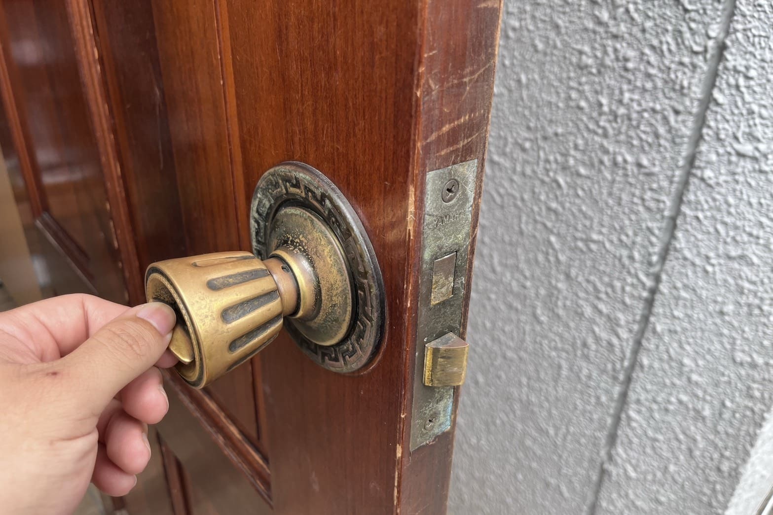 交換前の玄関の鍵（鍵が掛からない）（錠ケース内部破損）