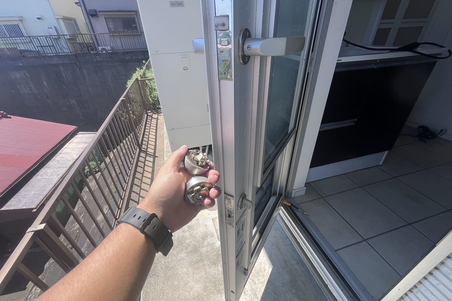 交換中の勝手口の鍵（2つのシリンダーの鍵穴からパテを入れ鍵穴を塞ぐ）