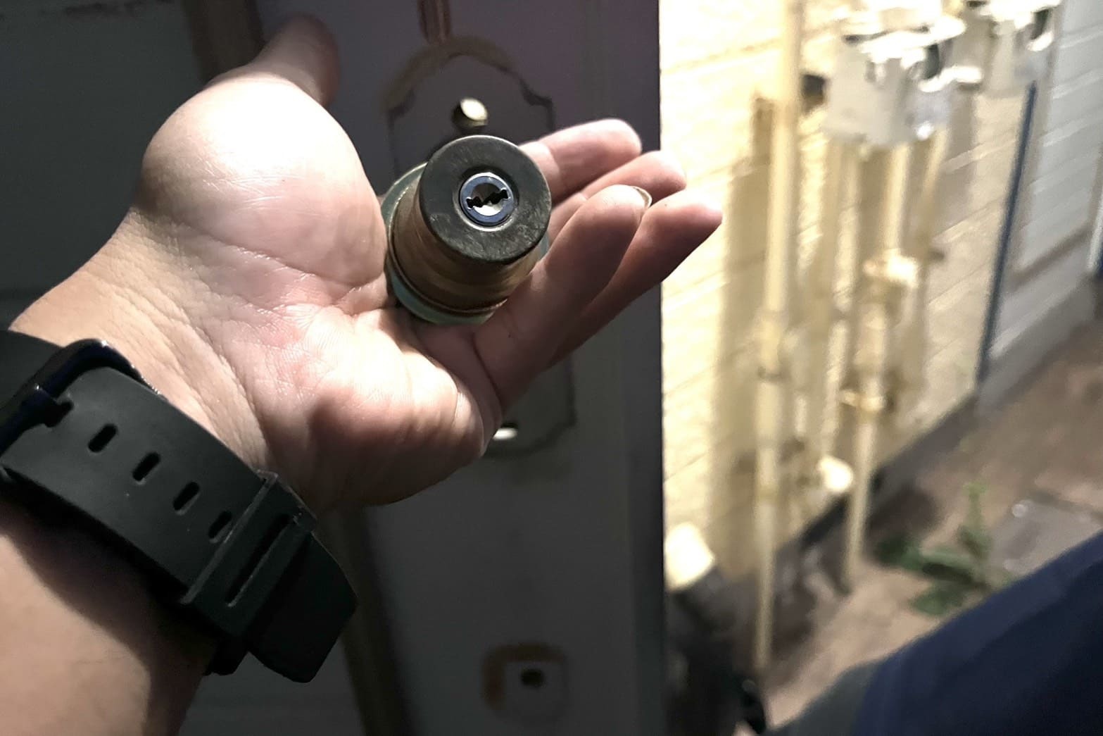 交換中の玄関の鍵（1箇所のシリンダー交換）