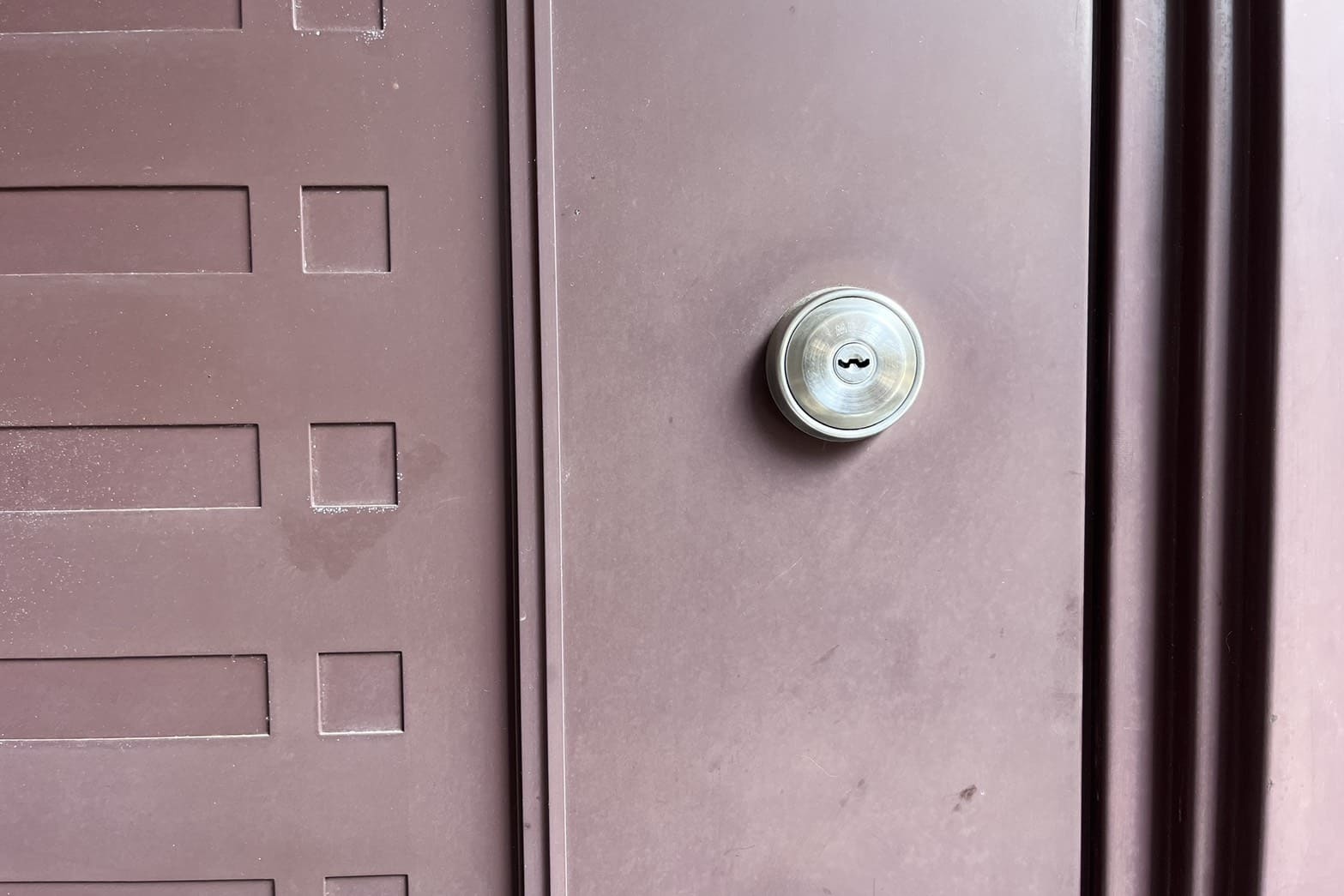 交換前の玄関の鍵（面付錠）【MIWA】（U9シリンダー）