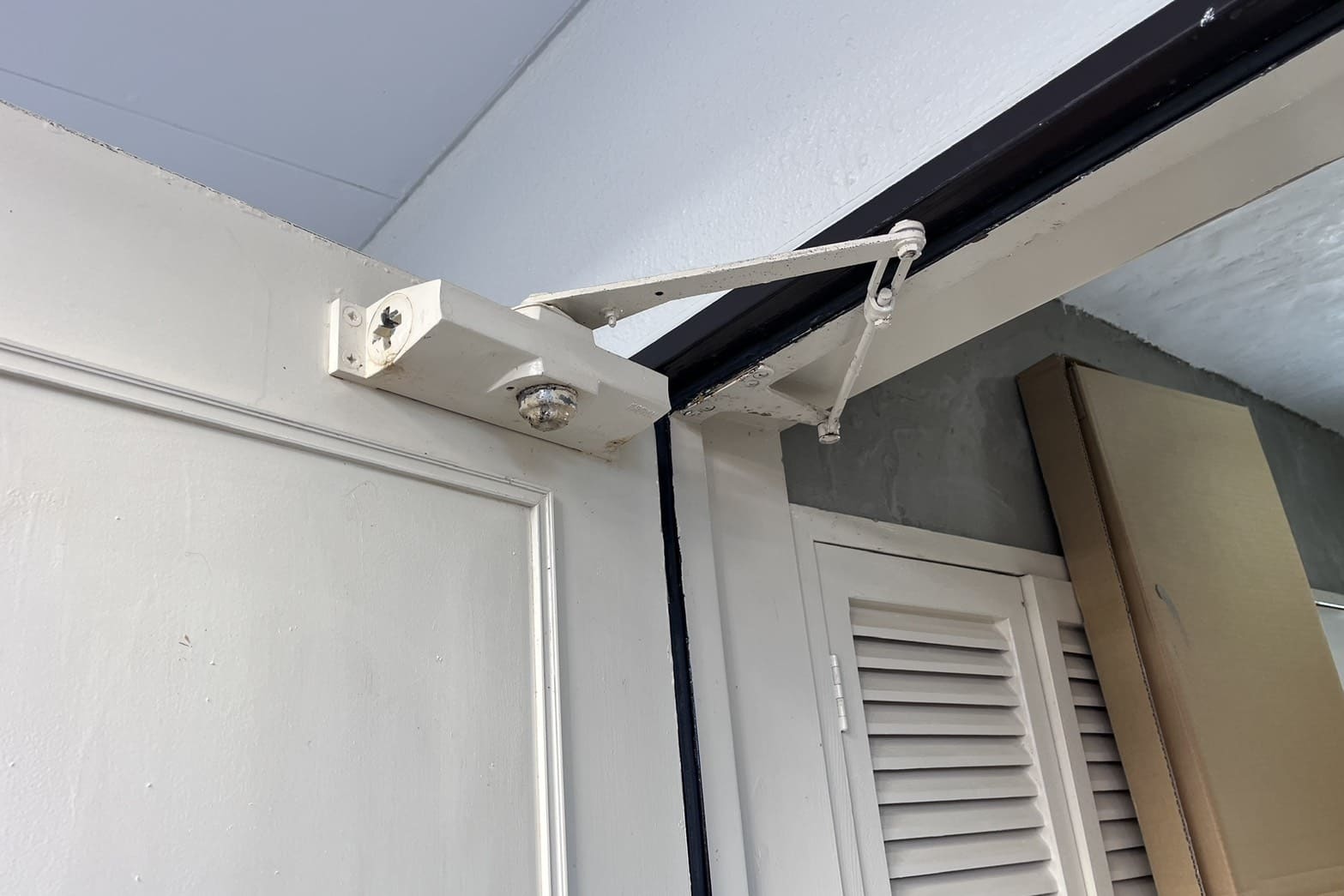 交換前の玄関ドアクローザー（古いタイプ）（速度調整不可）