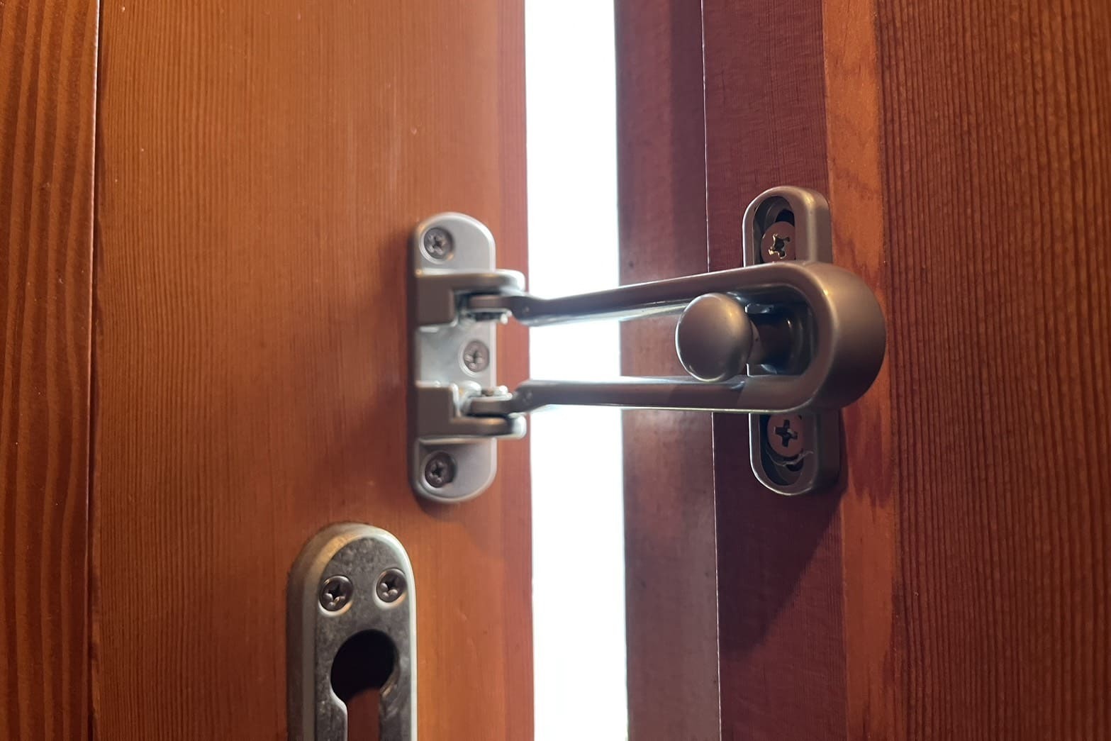 新規取付後の玄関の鍵【RYOBI】（ドアガード）