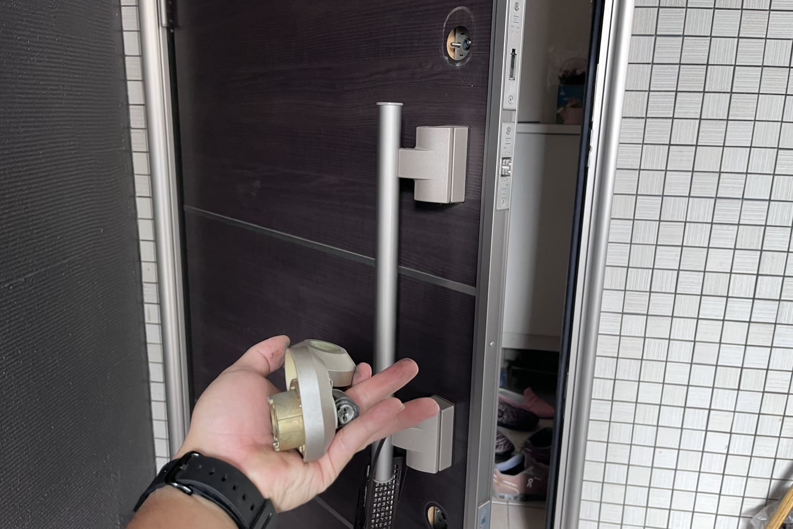 交換中の玄関の鍵（2箇所のシリンダー交換）