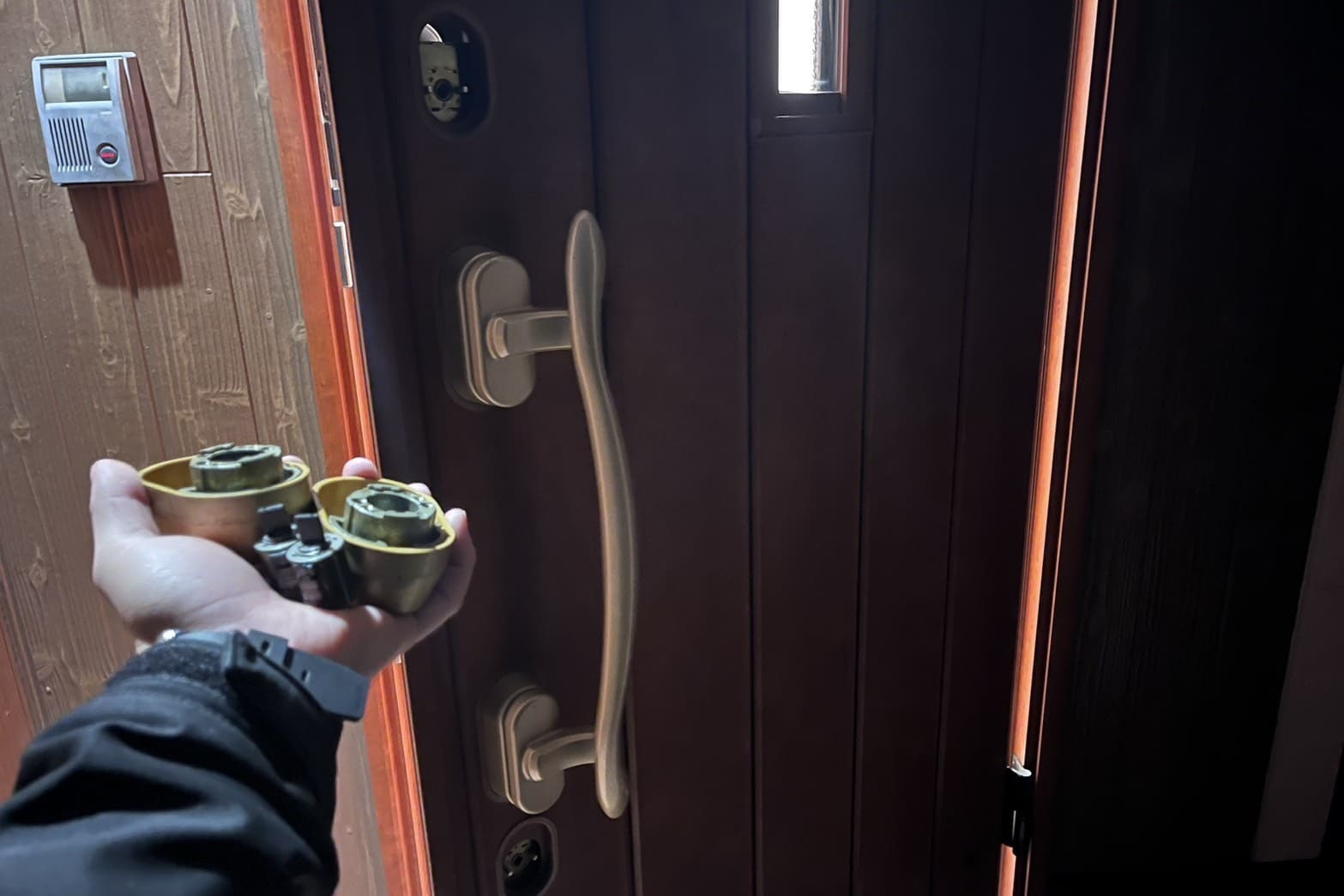 交換中の玄関の鍵（コア交換）