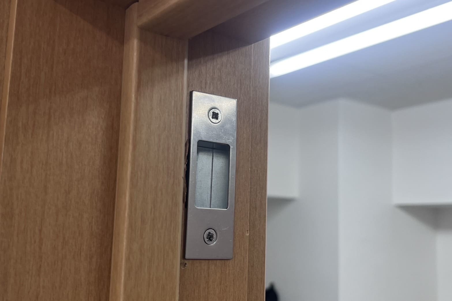 新規取付中の室内扉(縁側に加工)