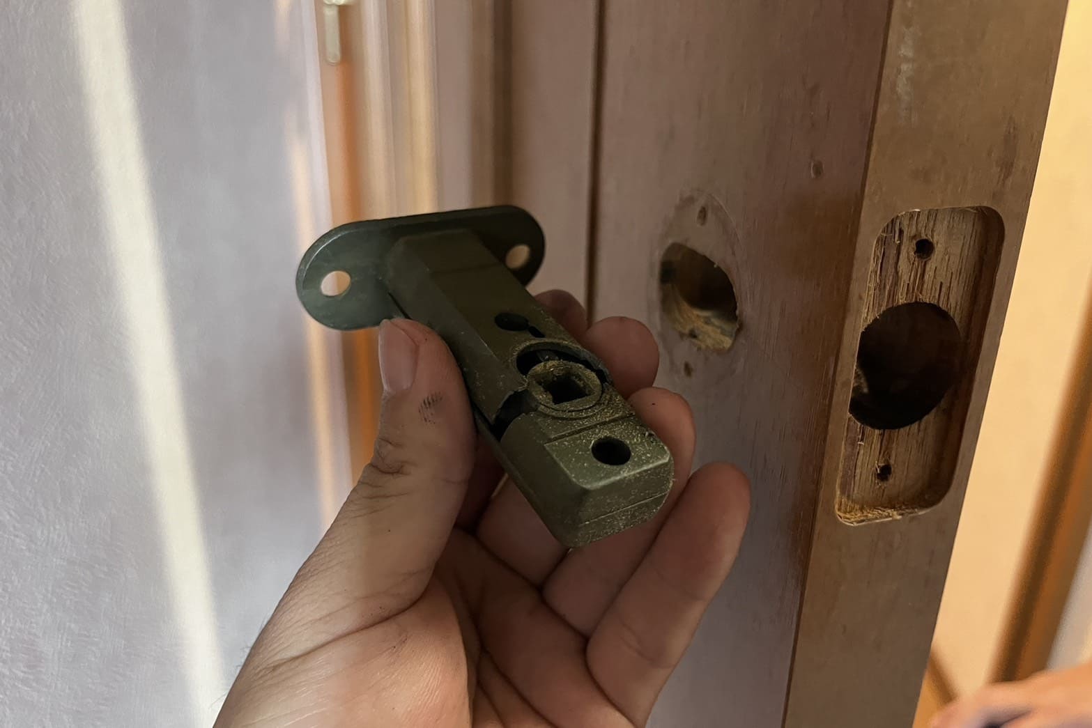 交換中の室内扉の鍵（ラッチ交換）