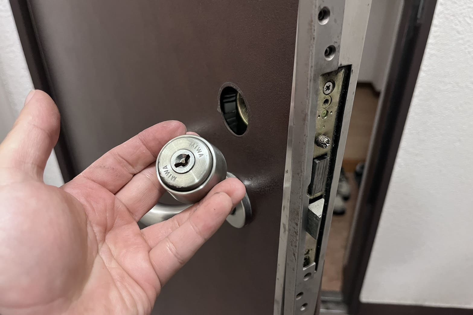 交換中の玄関の鍵（1箇所のシリンダー交換）