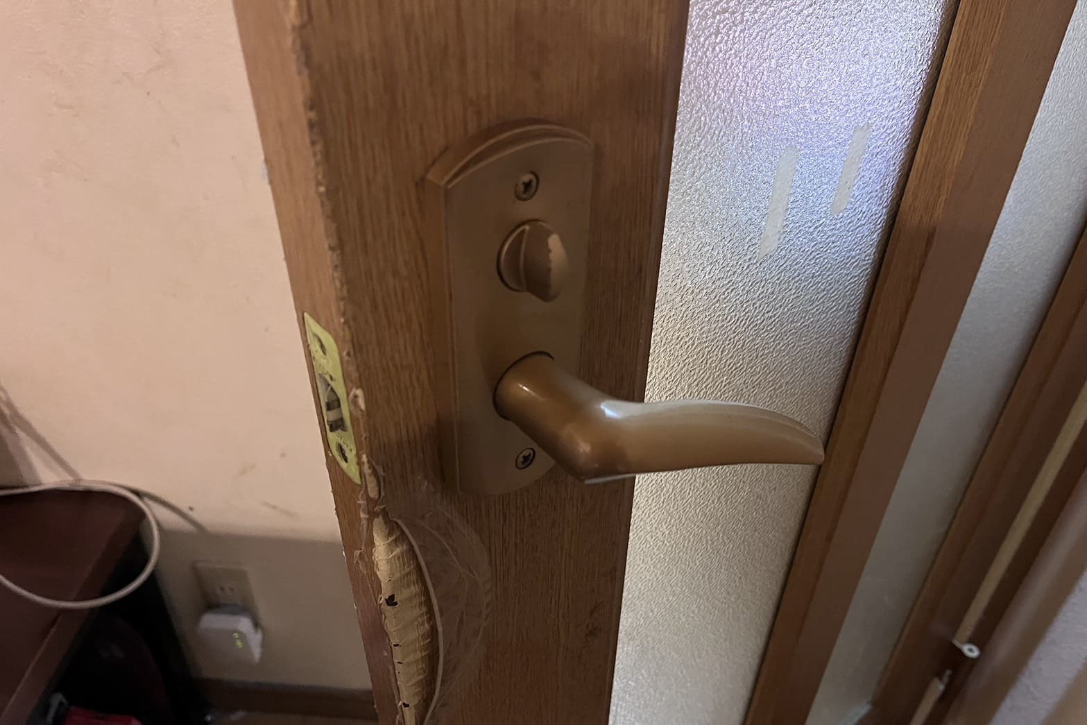 交換前の室内扉の鍵（扉が勝手に開く）（ラッチ破損）