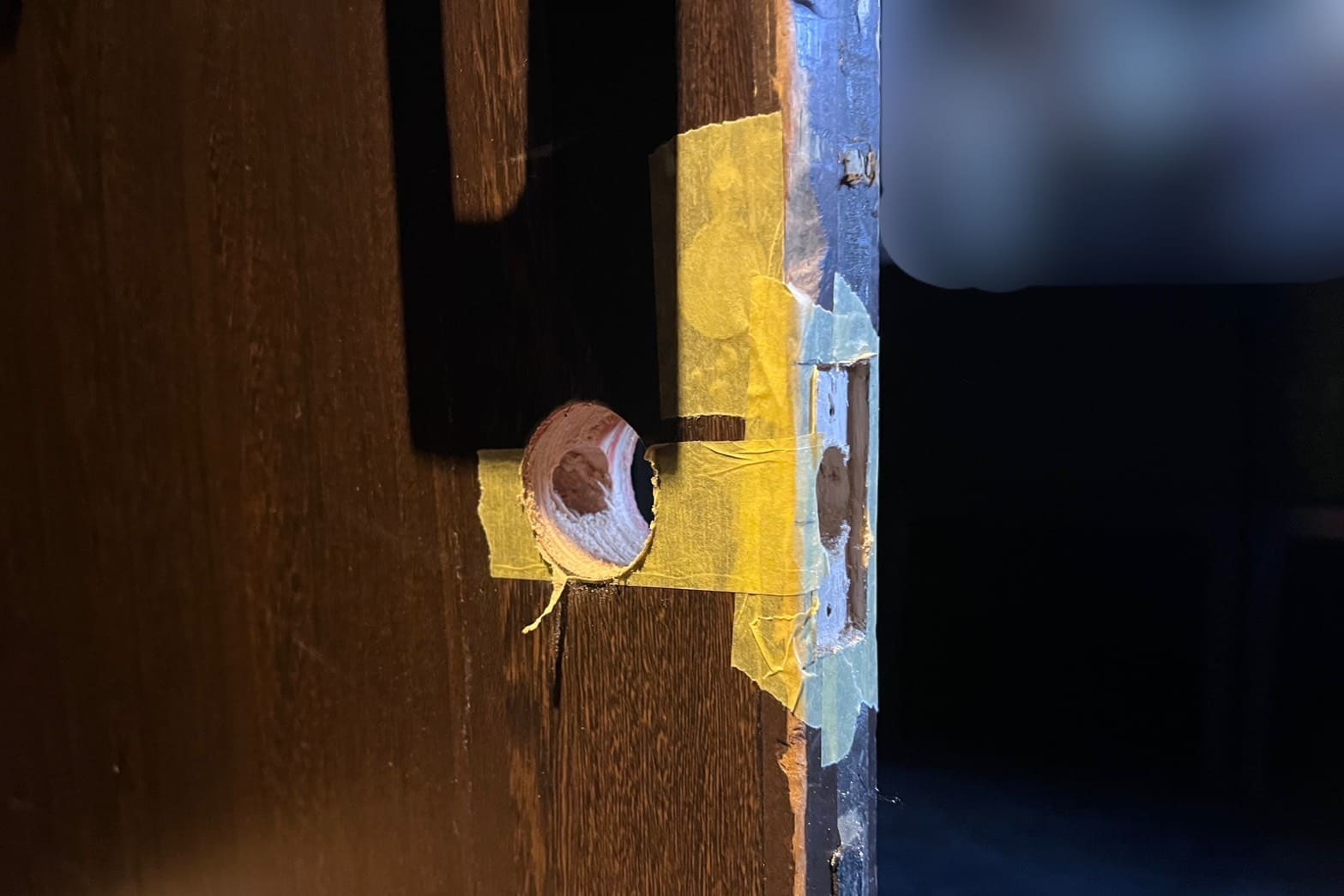 新規取付中の室内扉（新しく扉に加工）