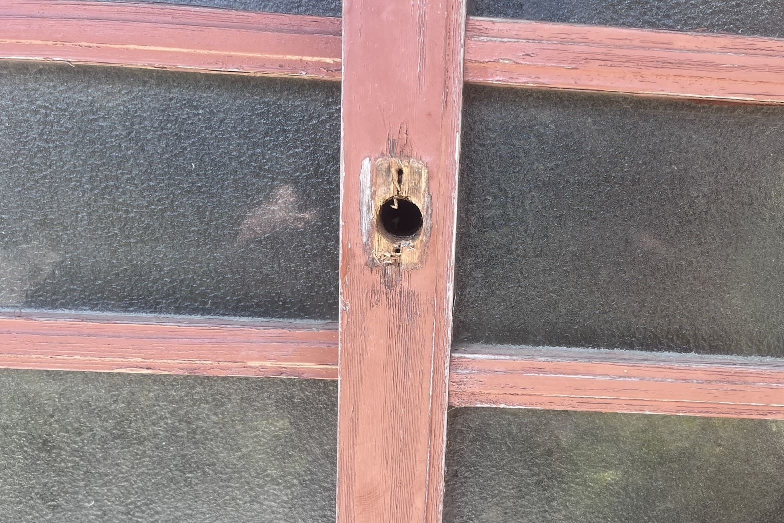 修理中の玄関の鍵（玄関扉の加工穴を広げる加工）（錠前の位置調整）