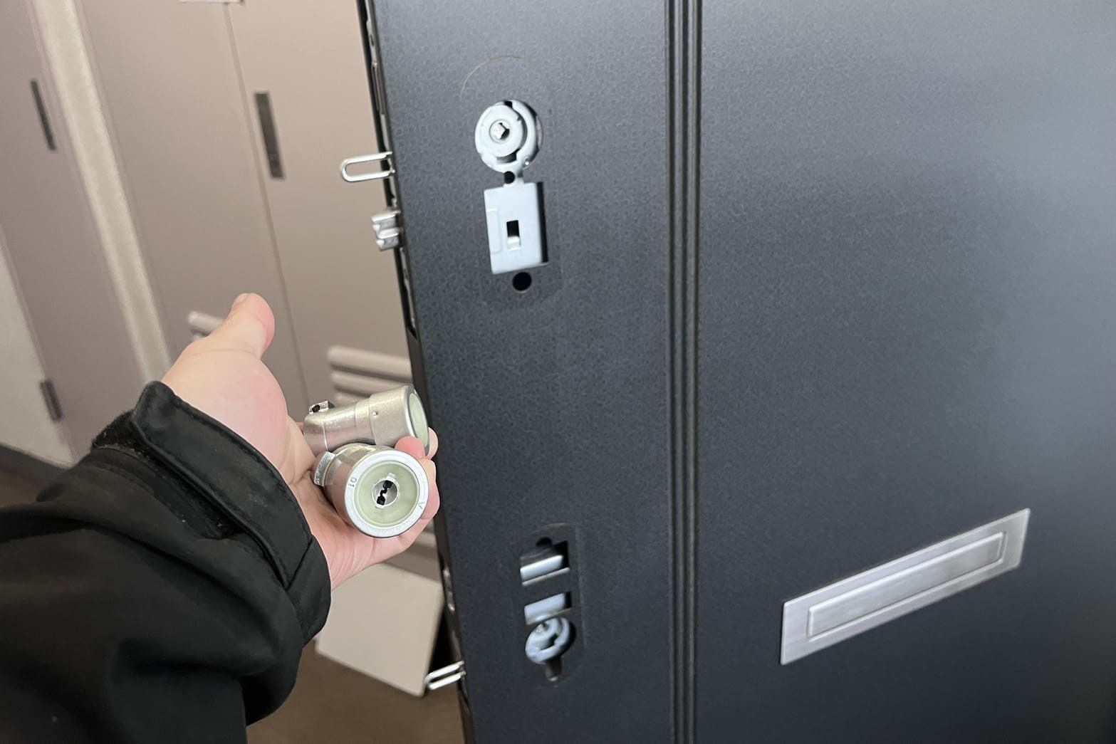 交換中の玄関の鍵（2箇所のシリンダー）（コア交換）