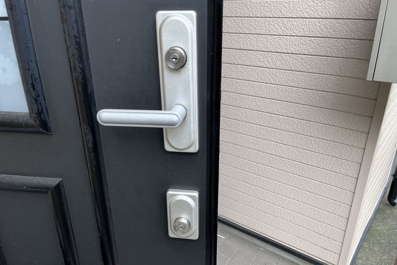 鎌倉市にて戸建の玄関の鍵交換のご依頼【MIWA】（U9シリンダー）