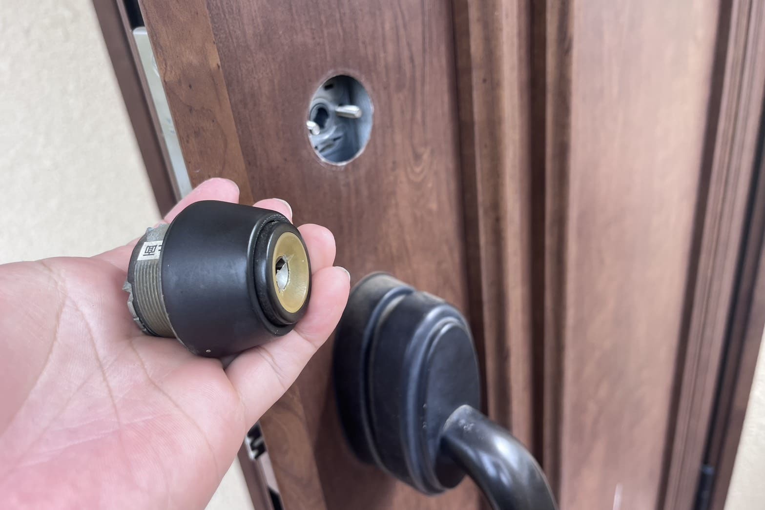 交換中の玄関の鍵（１箇所のシリンダー交換）