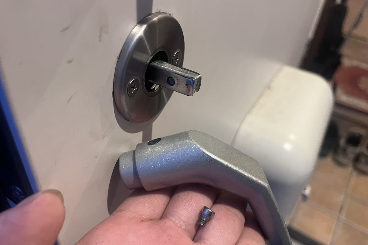 修理前の玄関ドアレバー（ネジ折れ）