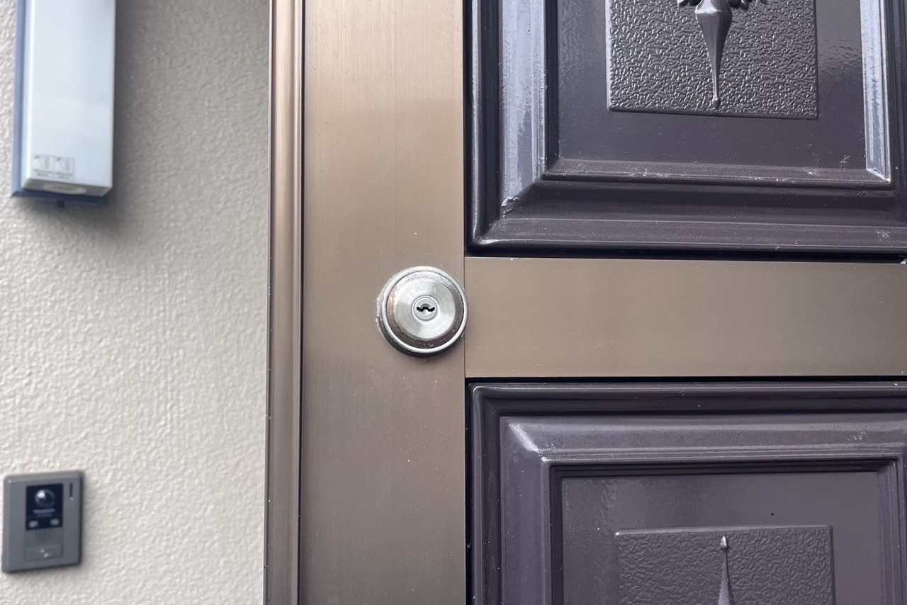 横須賀市にて戸建の玄関の鍵交換のご依頼【MIWA】（面付錠）（U9シリンダー）（コア交換）