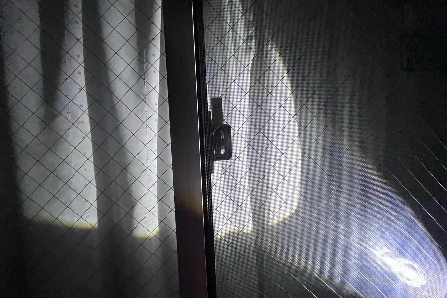 解錠前の窓の鍵（クレセント）