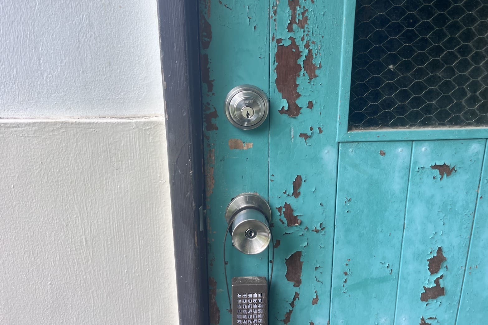 新規取付後の玄関【SHOWA】（ピンシリンダー）（掘り込み錠）