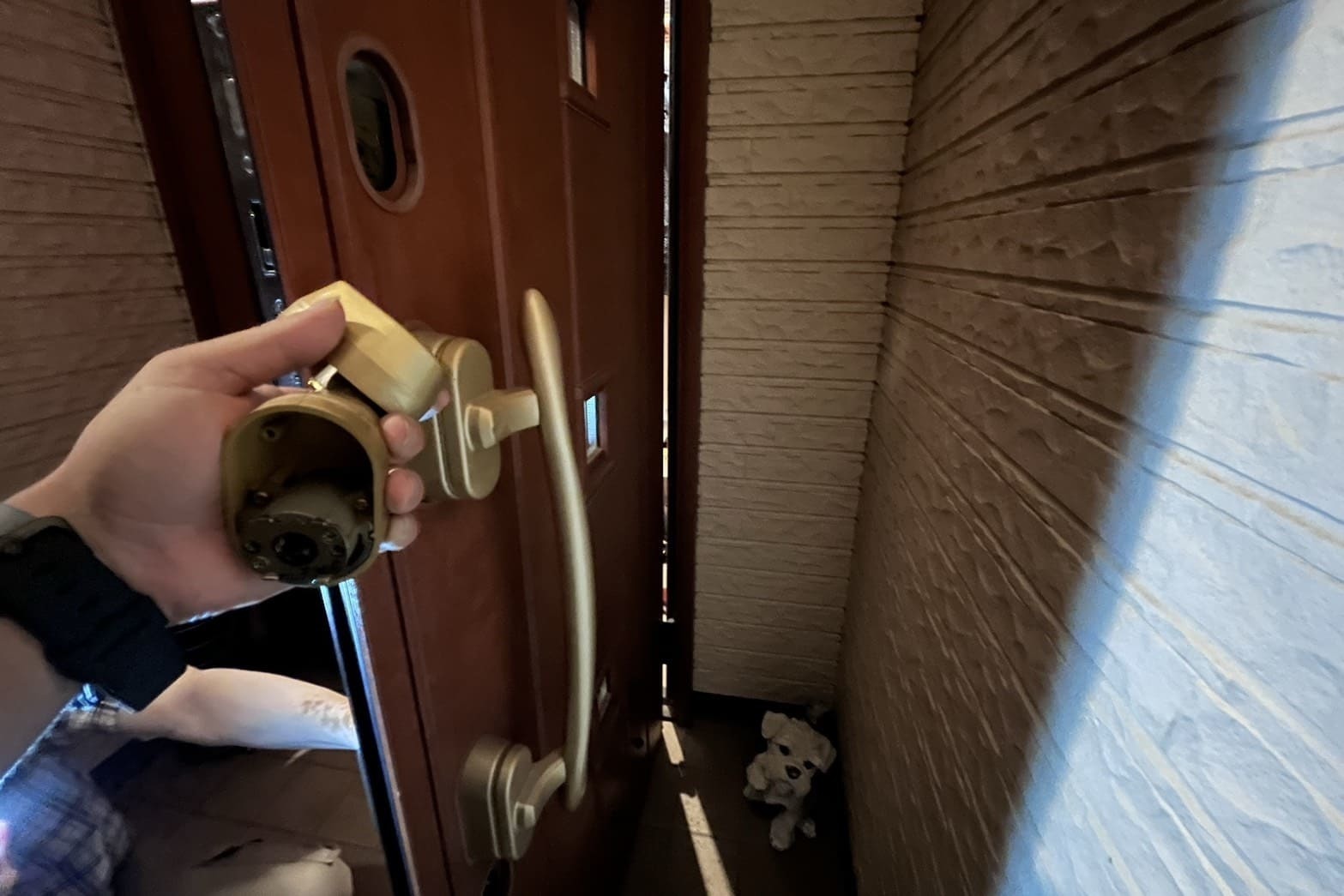 交換中の玄関の鍵（2箇所のコア交換）