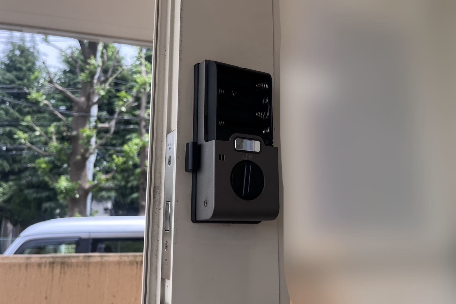 交換中の鍵(新しい電子錠の取り付け)