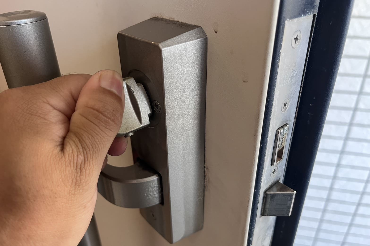 修理前の玄関の鍵（鍵が回らない）（錠ケース内汚れ）