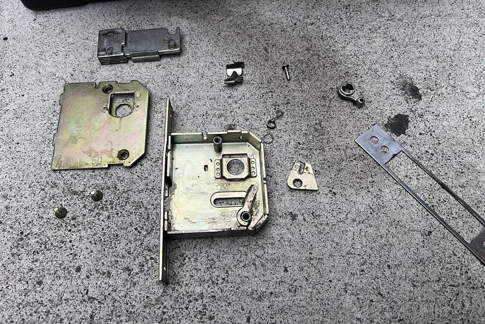 修理中の玄関の鍵（錠ケース内部品の分解）