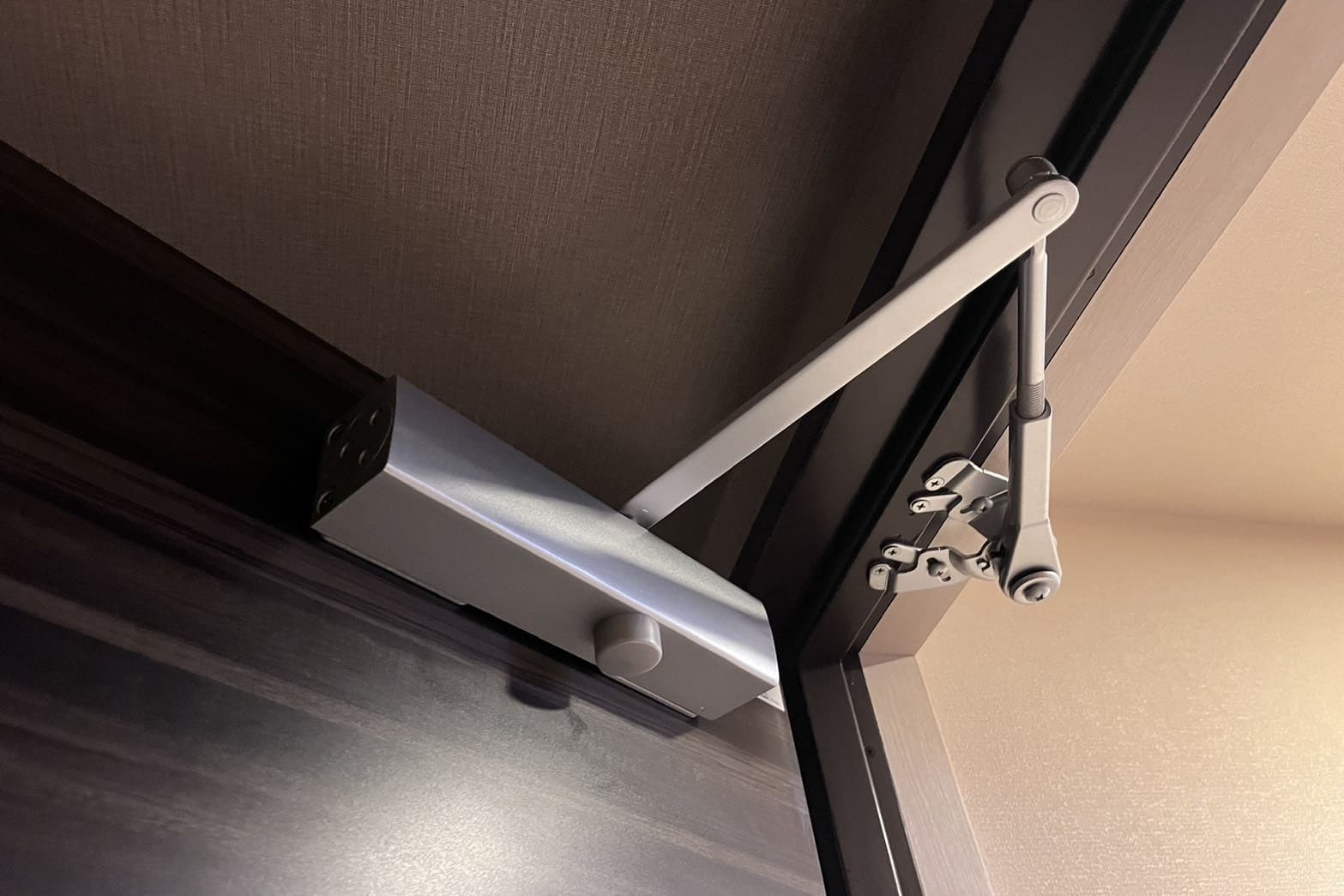 交換後のドアクローザー【RYOBI】（ドアウローザー（ドアクローザー）