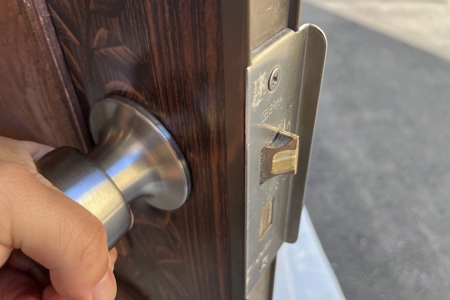 修理前の玄関の鍵（鍵が開いているのに扉が開かない）