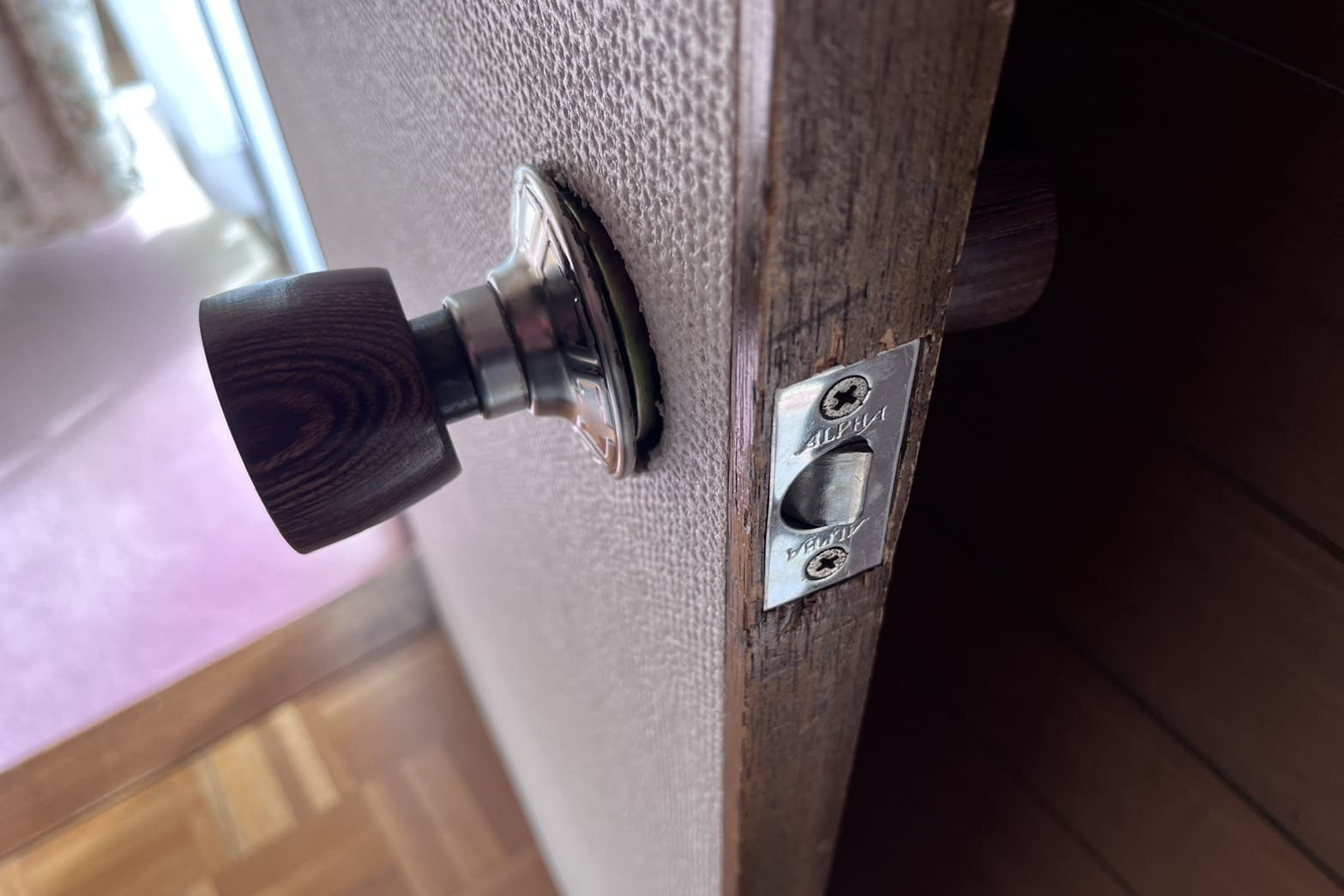 交換前の室内扉の鍵【ALPHA】（円筒錠）（ドアノブがグラグラ）（ネジの緩み）