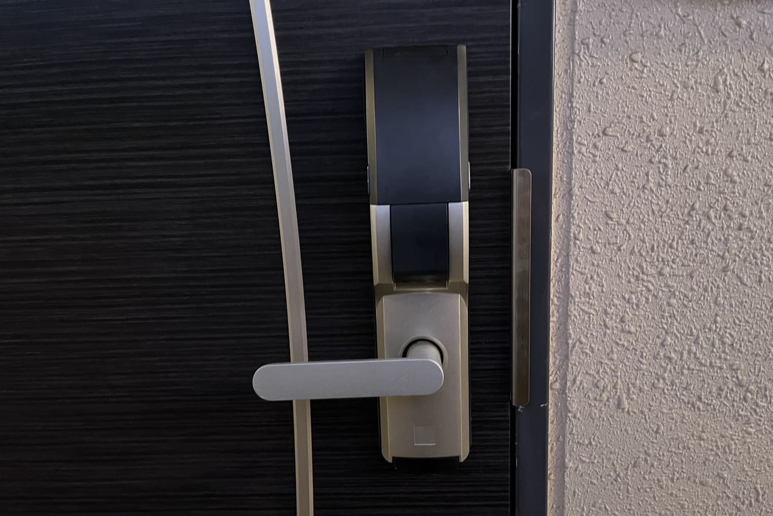 電池カバーが開かなくなった電子錠（電子錠の電源が入っていない）（電池が逆向きで入っている）