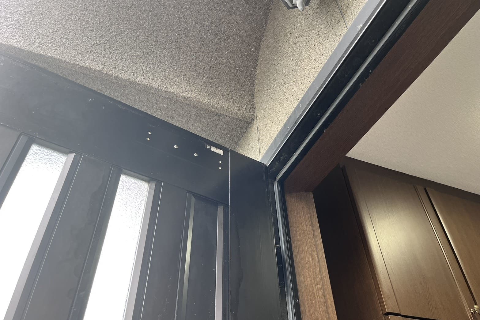 交換中の玄関ドアクローザー