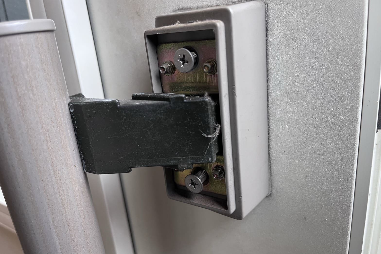 修理中の玄関の鍵（ネジの緩みの改善）