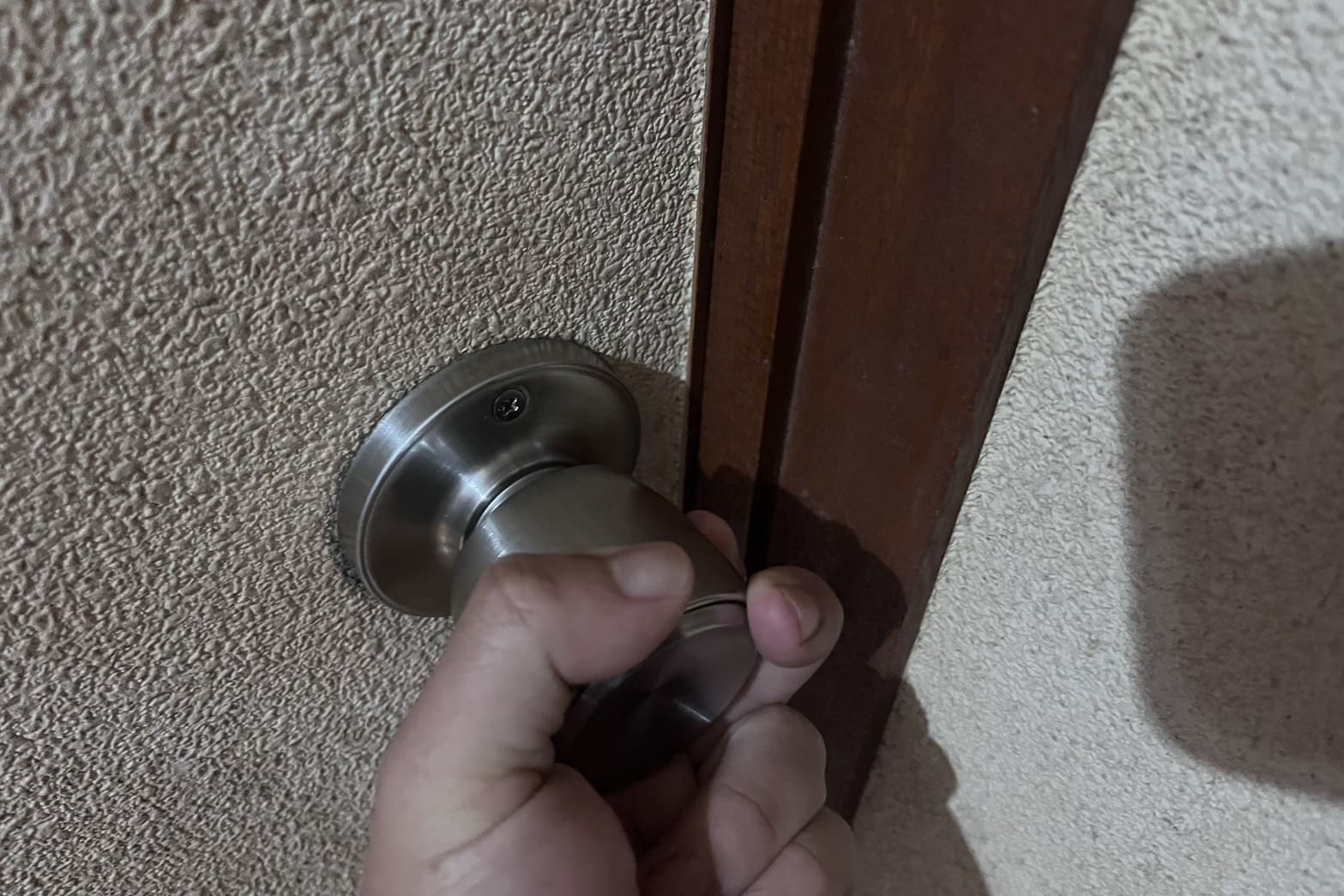 開錠前の室内扉の鍵（鍵が付いていないのに扉が開かない）（ラッチ内部破損）