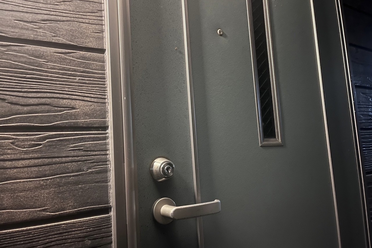 本日は三浦郡葉山町にて集合住宅の玄関鍵開錠のご依頼をいただきました！