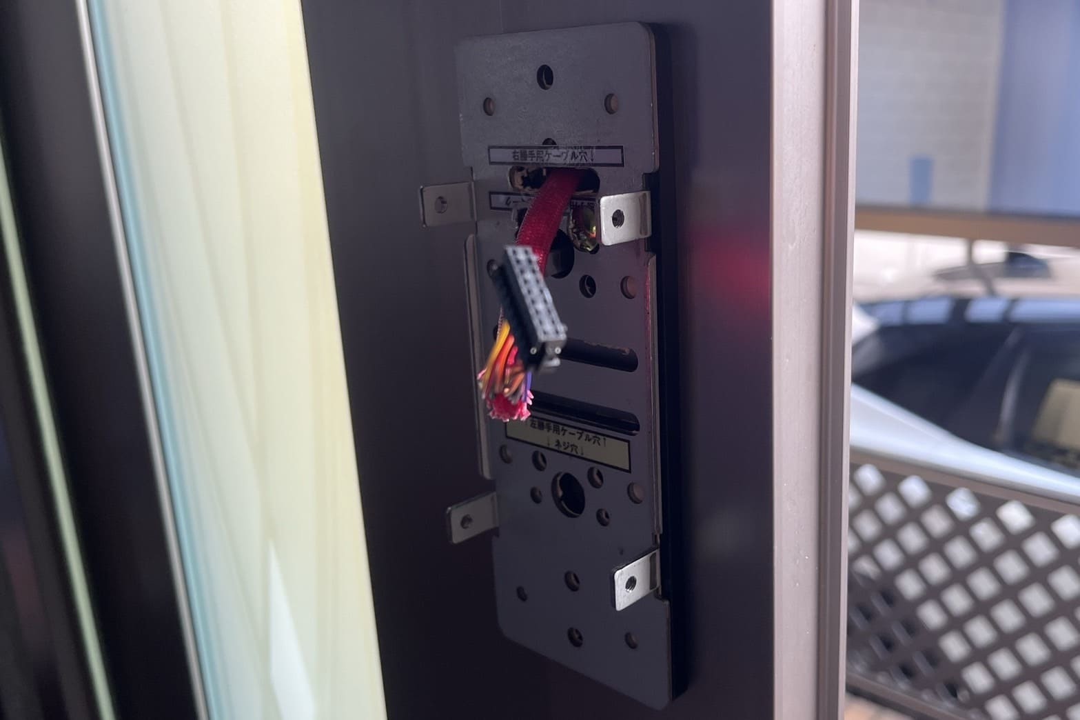新規取り付け中の玄関(電子錠)(配線接続)