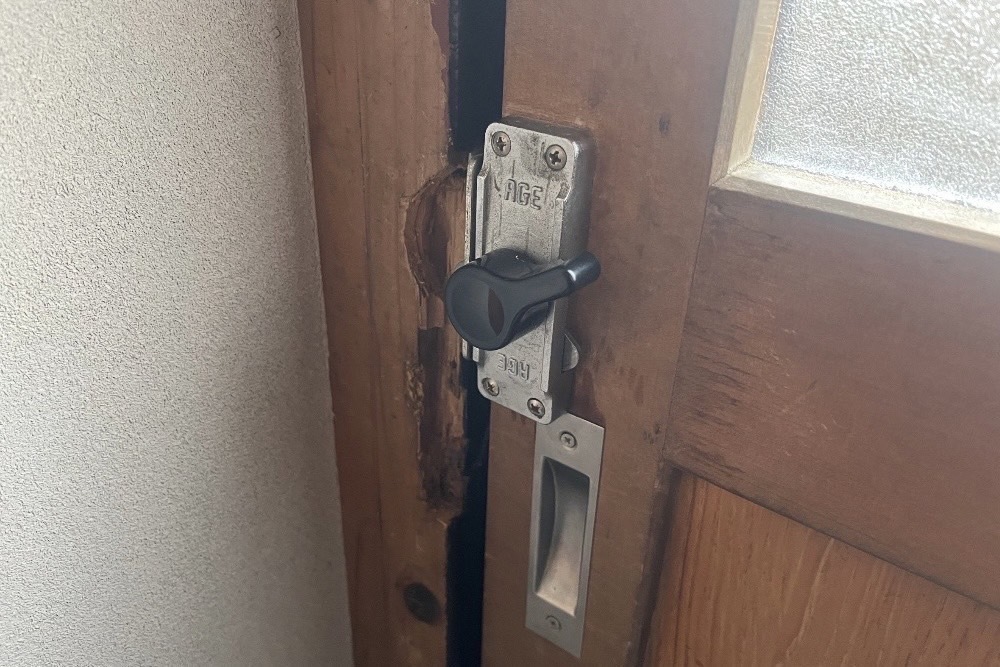 本日は足柄下郡箱根町にて集合住宅の玄関レバーハンドル修理のご依頼を頂きました！