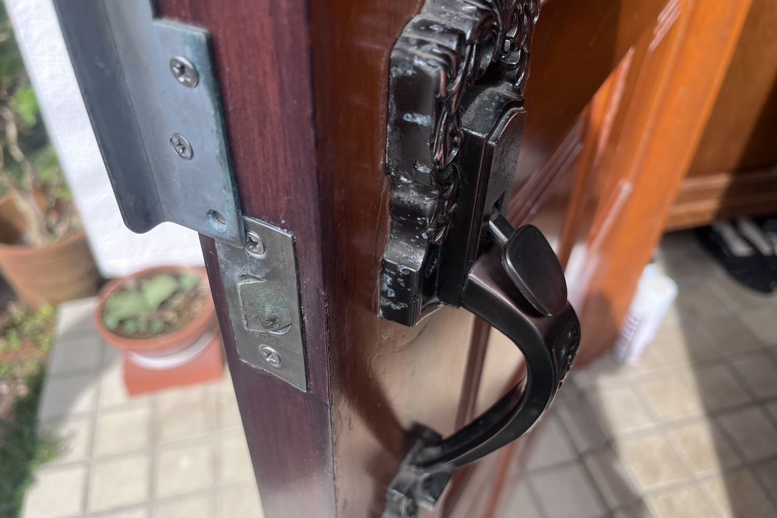 修理前の玄関の鍵（サムラッチ錠）（サムが下がったまま）（ラッチ破損）