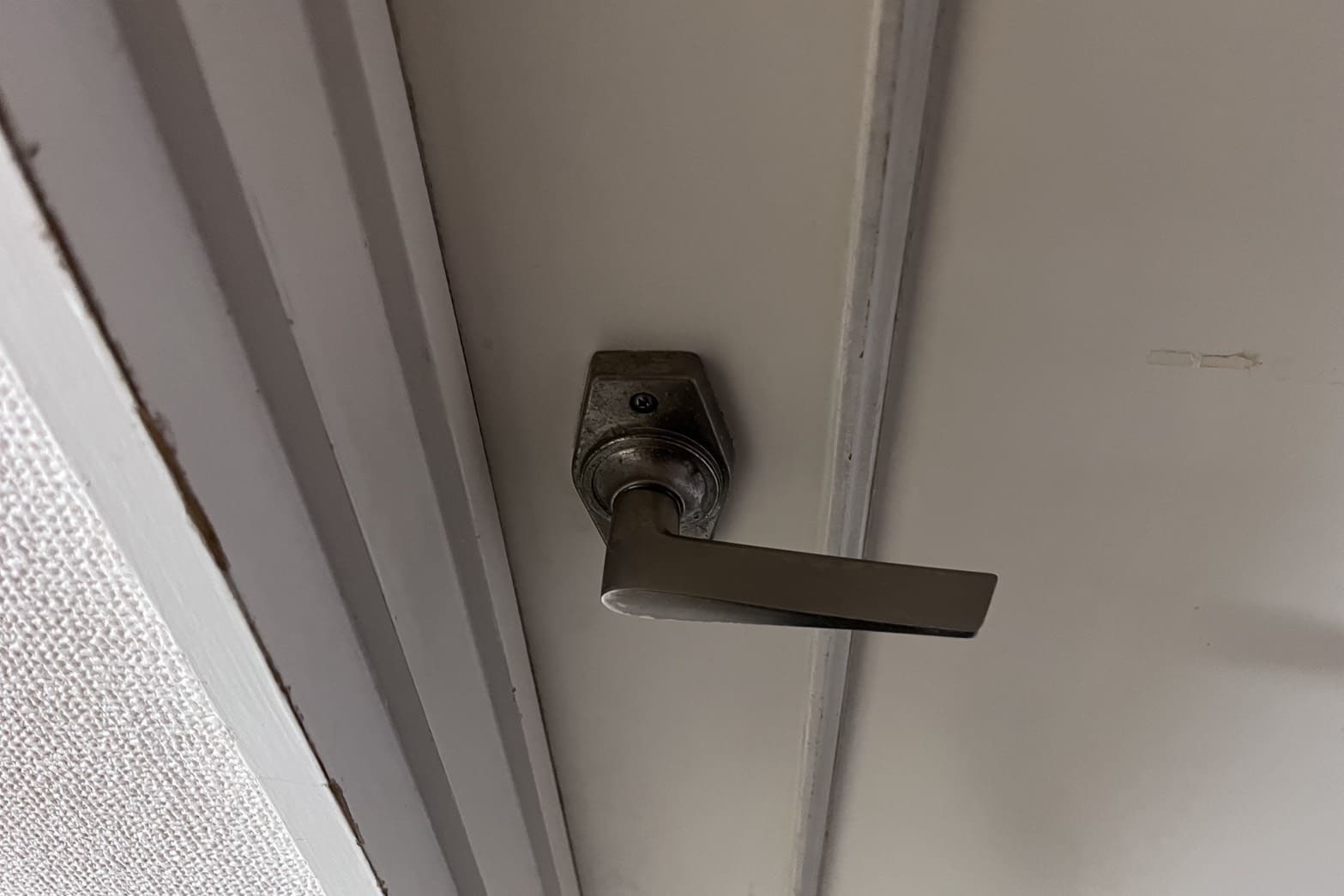 交換前の室内扉の鍵【GIKEN】（鍵無しレバーハンドル）