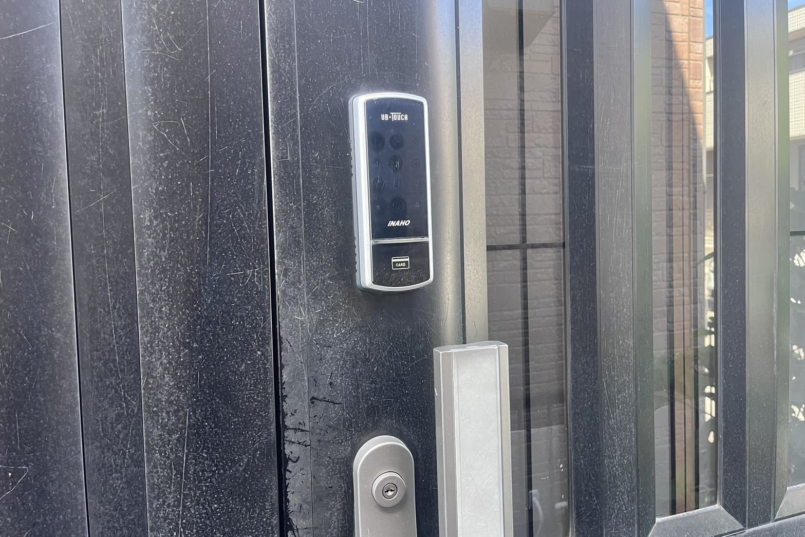 新規取付前の玄関【INAHO】（電子錠）