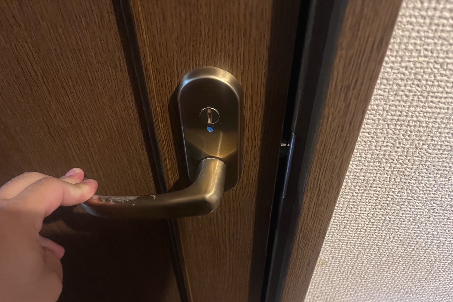 解錠前のトイレの鍵(鍵が開いているのに扉が開かない)