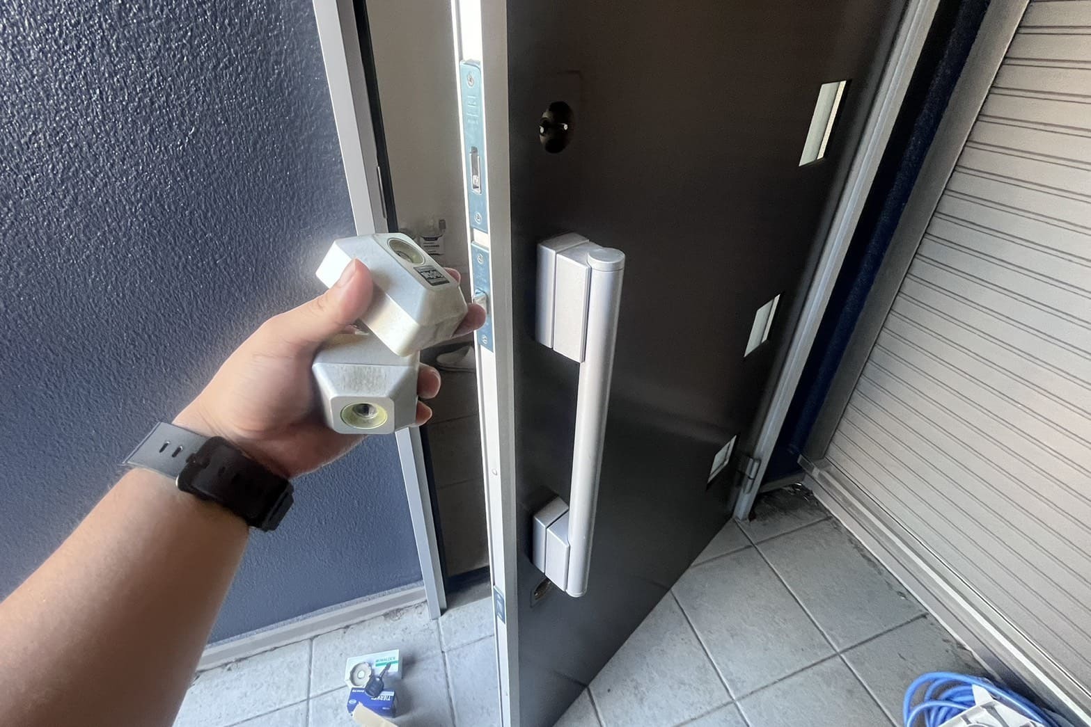 交換中の玄関の鍵（2箇所のシリンダー交換）