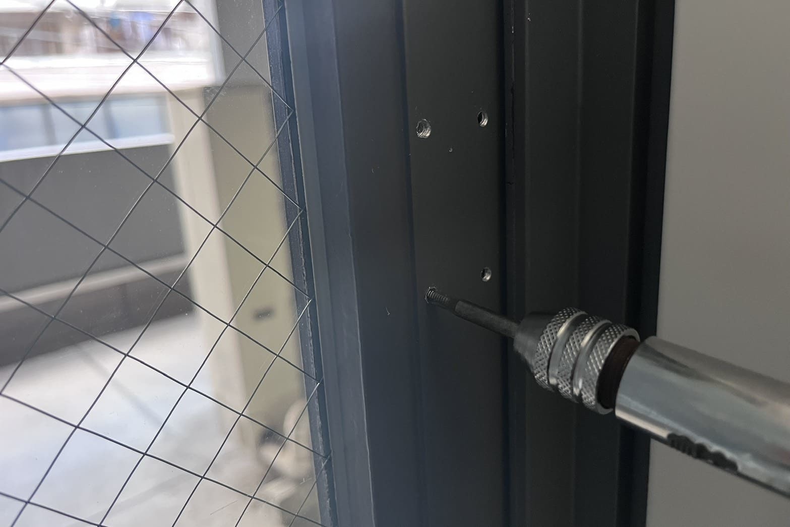 新規取付中の窓の鍵（窓の縁を加工）