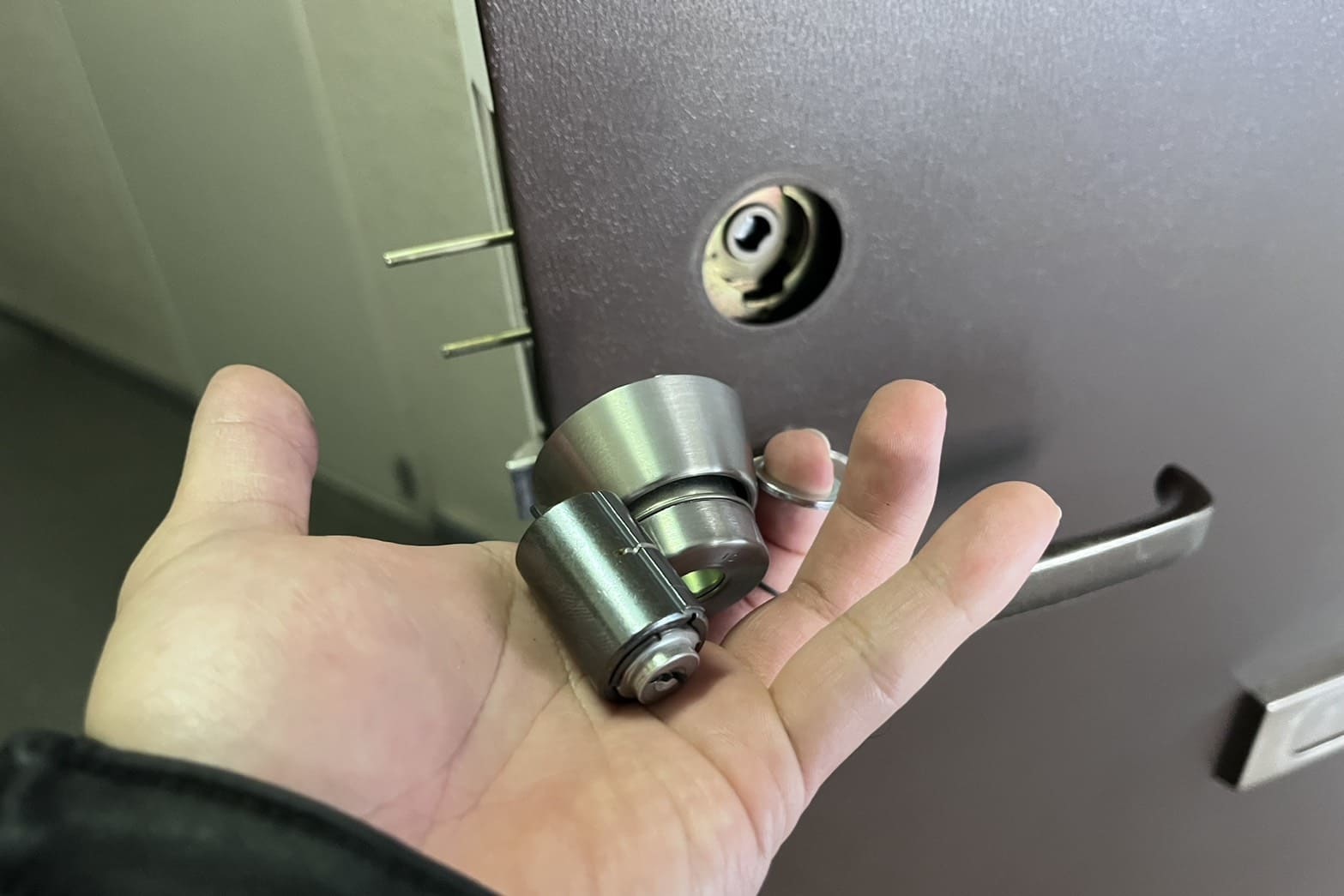 交換中の玄関の鍵（1箇所のコア交換）